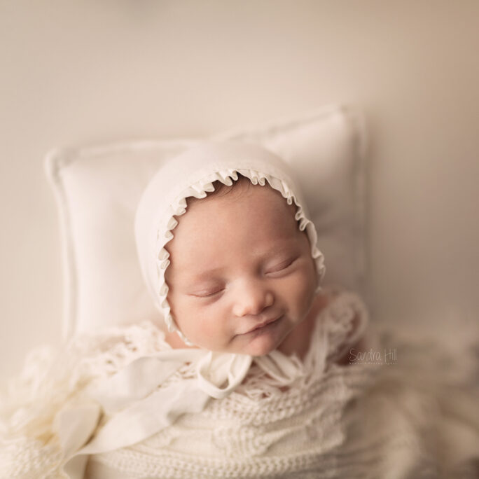 Creamer bonnet with Ruffle edge