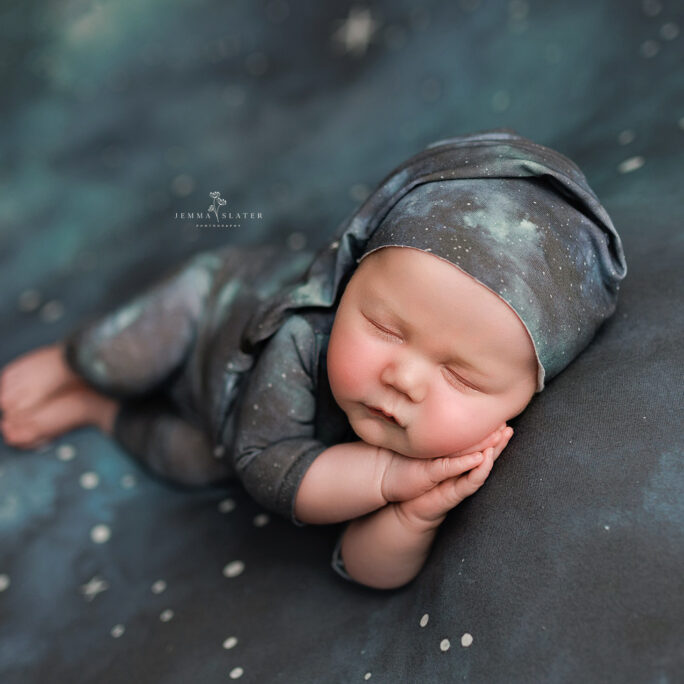 NEWBORN ONESIE + sleepy HAT -  Beyond Stars