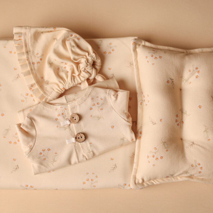 Newborn Onesie + free headband / Bonnet / Pillow - Mini Daisy