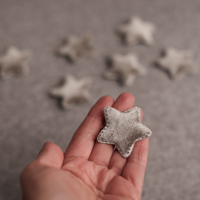 6 grey stars