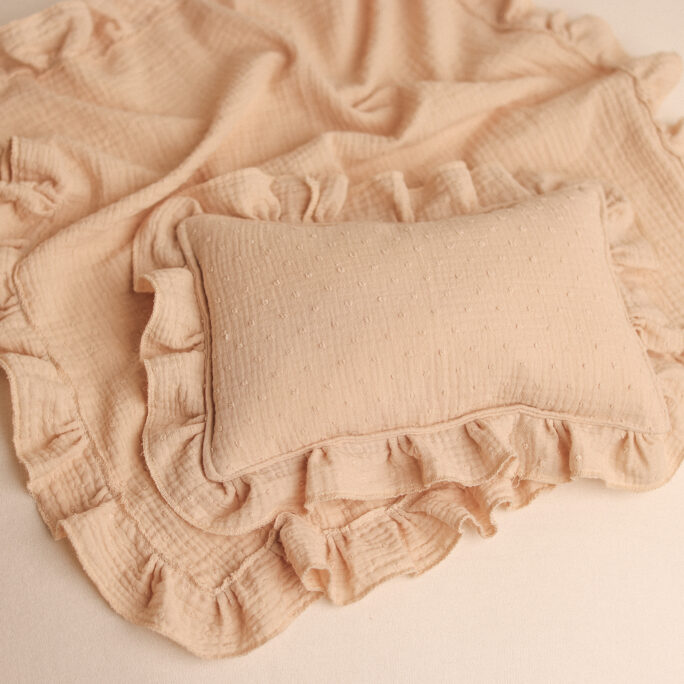 BEIGE DOTS Pillow & Ruffle Blanket Set