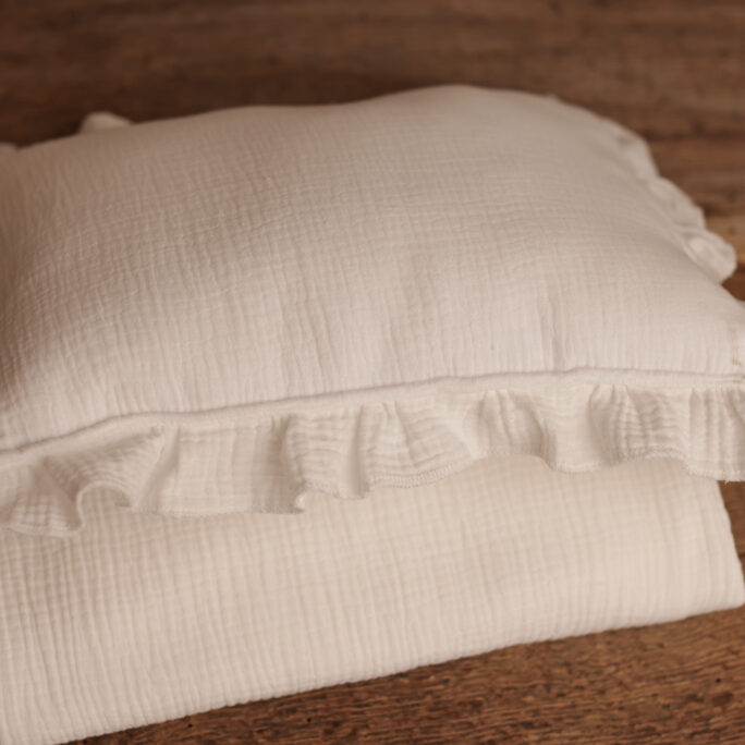 LIFESTYLE Pillow + Backdrop / imperfect